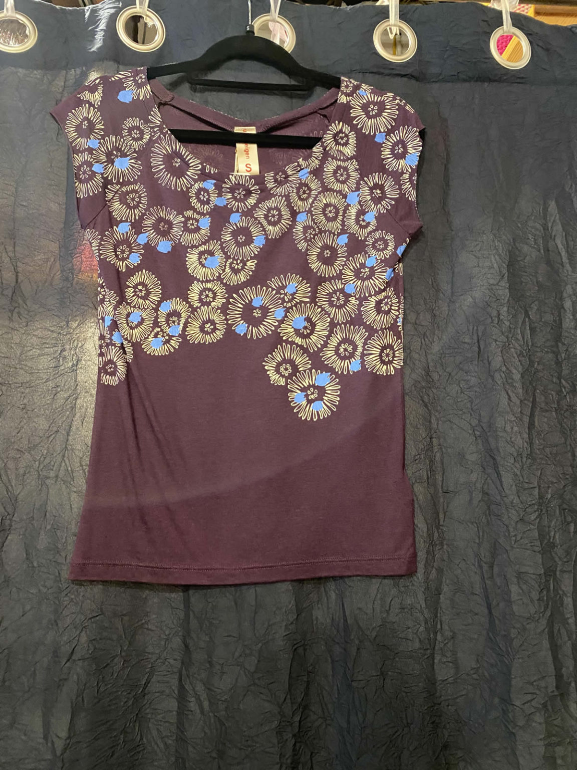 Umsteigen T-Shirt Burgundy Daisies With Blue - From the Gecko Boutique